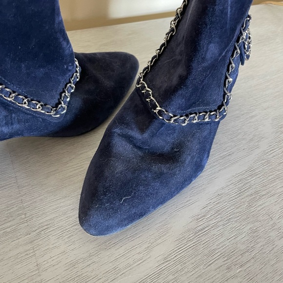 Suede CHANEL booties with chain detail - Picture 2 of 6